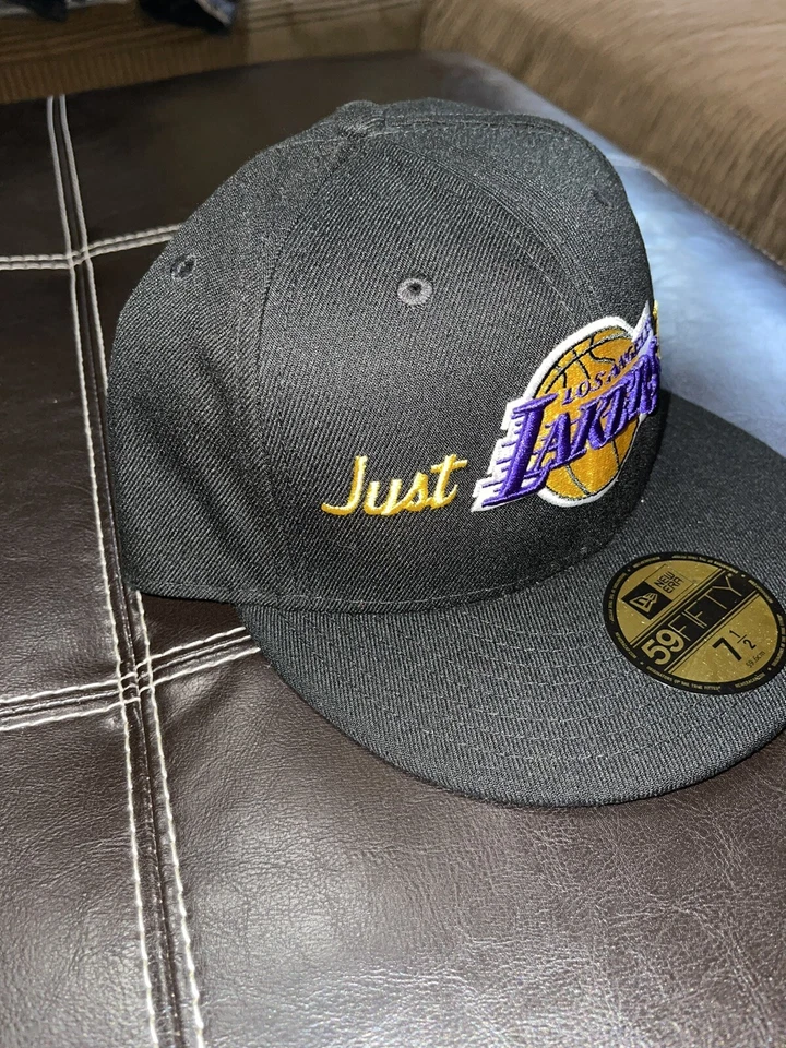 New Era X Just Don Los Angeles Lakers 59FIFTY Sombrero Ajustado Negro/Dorado Talla 7 1/2 Foto 3 de 4