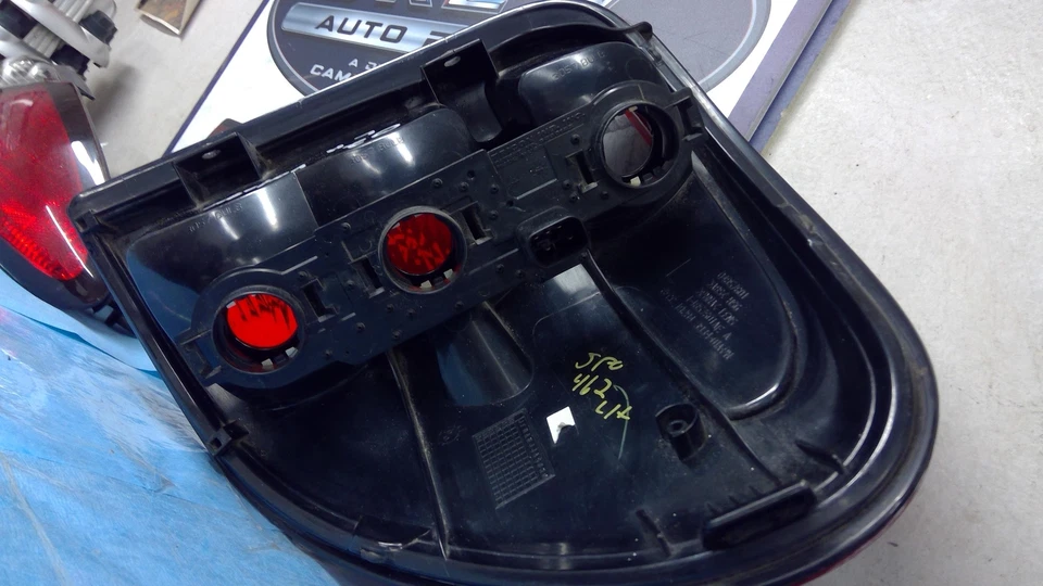 Piloto trasero izquierdo PLYMOUTH VOYAGER 01 02 03 LH Foto 3 de 3