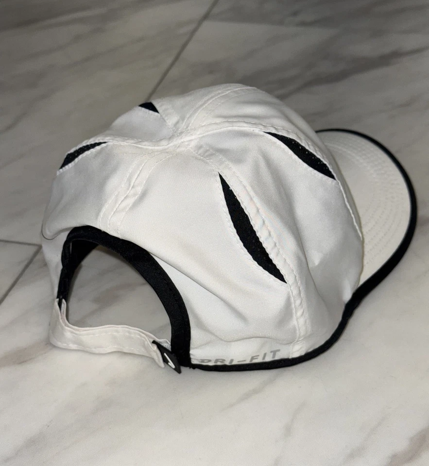 Nike Mujer Dri-Fit Pluma Ligera Correr Sombrero Correa Blanco Ventilado Ajustable Foto 4 de 4
