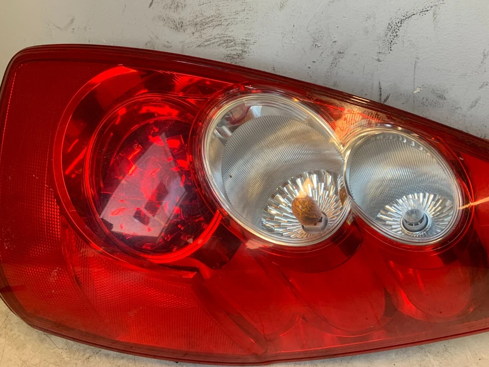 Luz trasera derecha Mazda 2008 5 lado conductor C23551150 Foto 3 de 4