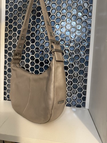 Elegant Perlina metallic gold Leather Shoulder Bag - Picture 8 of 14