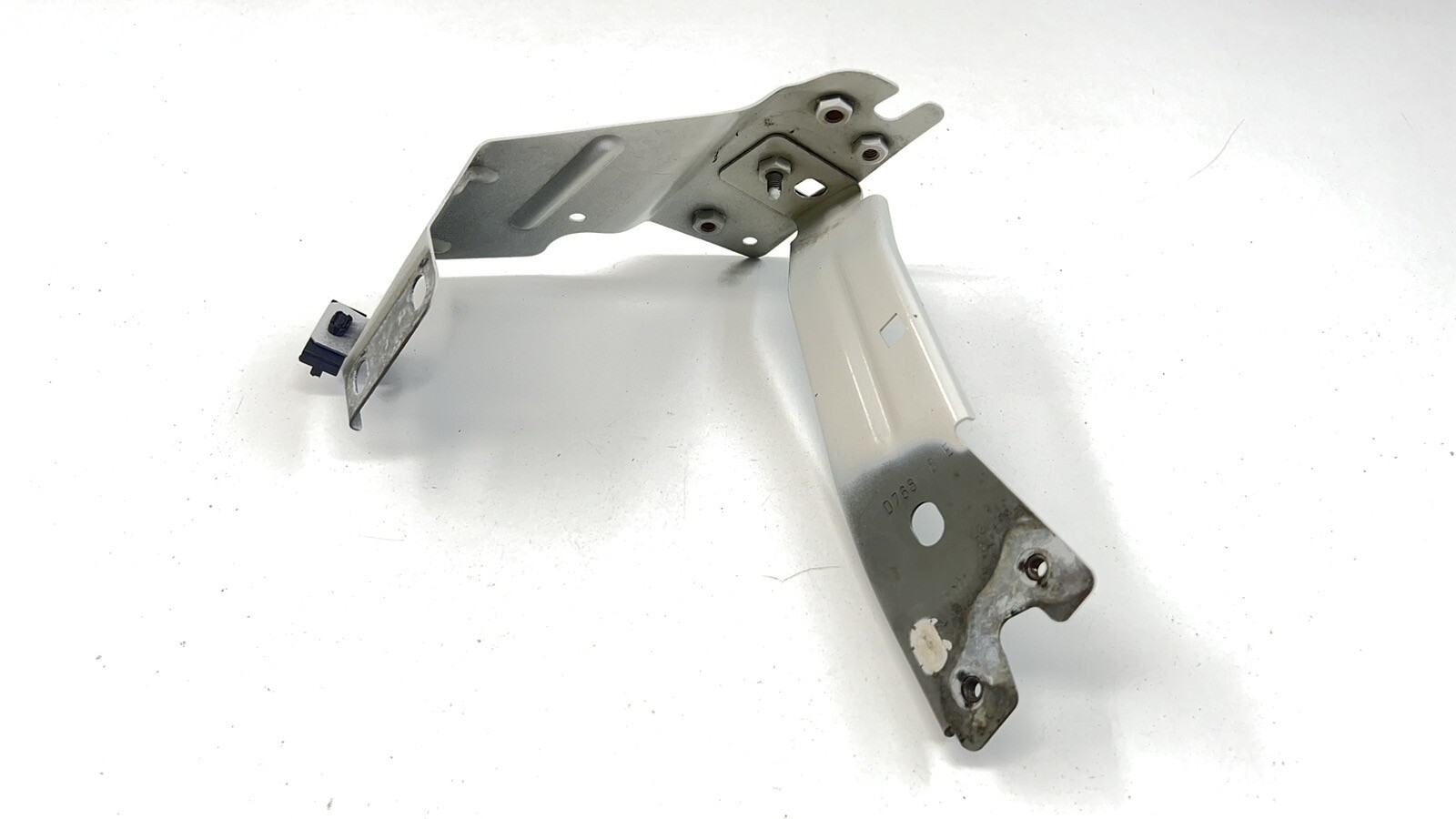14-23 MASERATI GHIBLI DRIVER LEFT FRONT FENDER BRACKET SUPPORT MOUNT OEM
