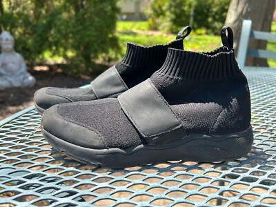 United colors of Benetton black pull on shoes youth US size 3 high top no laces