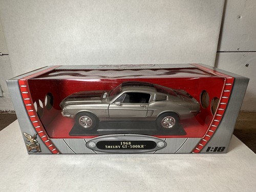 Miniature 1:18 Road Signature Shelby GT-500KR 1968 – Vert Olive Avec Bandes Blanches