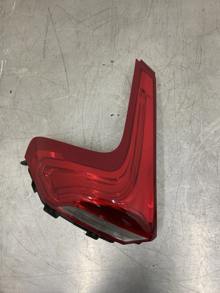 VOLVO V40 2014 LEFT REAR TAIL LIGHT LAMP 31395844 - image 3 of 4