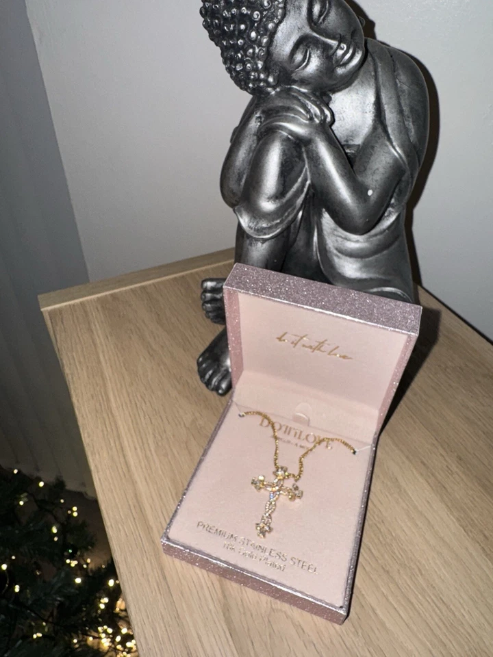 Collar Cruz Acero Inoxidable Chapado en Oro 18K  Foto 4 de 4