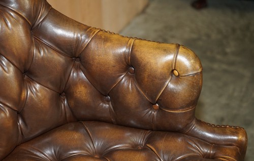 POLTRONA CHESTERFIELD VINTAGE INVECCHIATA IN PELLE MARRONE CAPITANI DA REGISTA UFFICIO - Foto 8 di 16