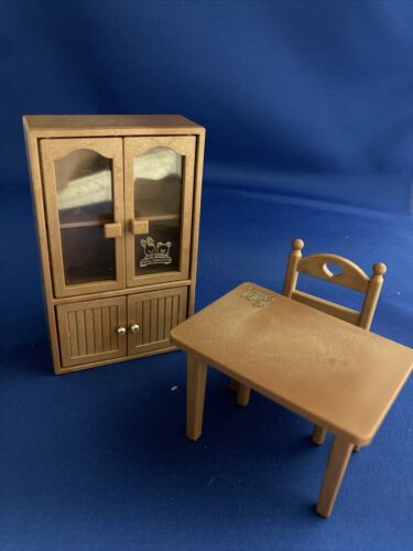Maple Town Story Bandai 1986 Hutch or Book Shelf Table Chair Dollhouse Furniture - Afbeelding 1 van 7