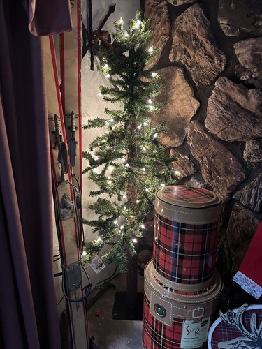 Neu im Karton 3er Set vorbeleuchtete künstliche alpine Weihnachtsbäume mit 450 klaren Lichtern. - Bild 2 von 3