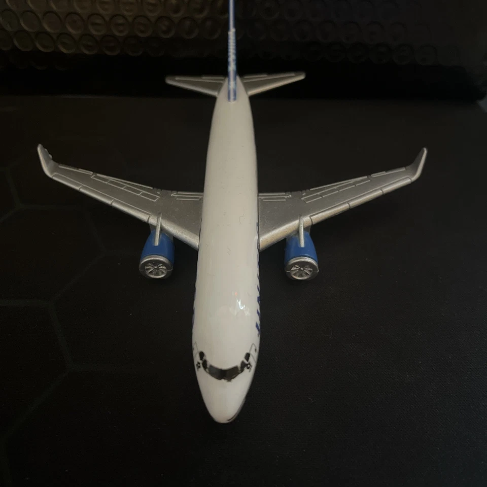 Mini modelo de avión Boeing 767-400ER lo pondrá bajo Foto 3 de 4