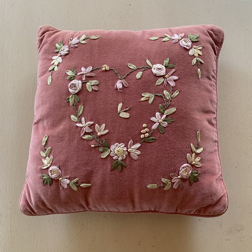 Pequeña cinta de almohada rosa malva cuadrada de 11 pulgadas punta de aguja bordada corazón floral - Imagen 2 de 7