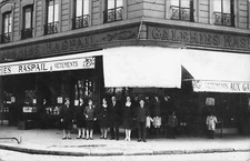 CPA 69 LYON CARTE PHOTO DES MAGASINS GALERIES RASPAIL VETEMENTS AVEC LES VENDEUR