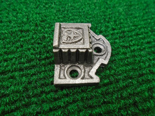 CIRCA 1880 ACERO FUNDIDO ARMARIO PESTILLO GUARDIÁN 1 1/2" X 1 1/8" CARROCERÍA REPRO (33270) - Imagen 2 de 9
