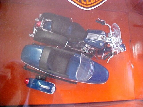 Maisto 1/18 Harley Davidson motorcycles Road King w/Side Car in Blue - Picture 3 of 3