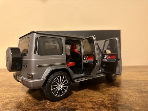 DISCONTINUED 2018 Mercedes-Benz G 500 AMG W463, Minichamps Dealer Edition, 1/18 - Picture 4 of 6