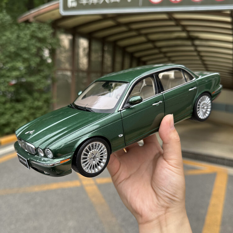 1/18 Almost Real Jaguar XJ6 X350 Green 緑 Almost Real 1/18 Jaguar XJ6 (X350) - Racing Green — SIX6PEED