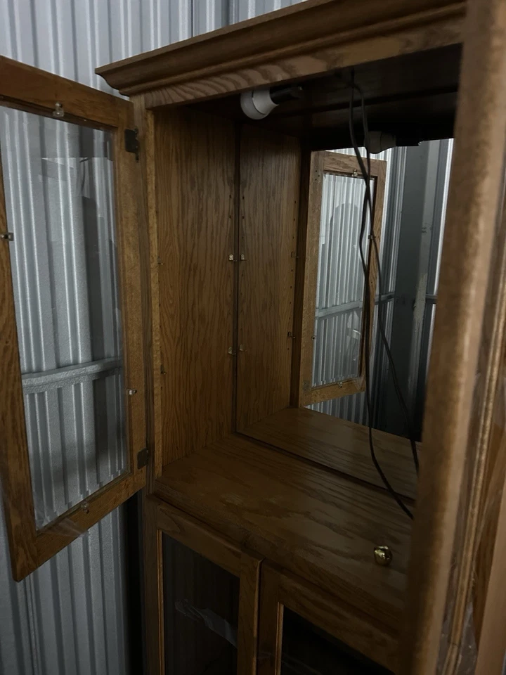 Armario para curiosidades de madera iluminada Foto 2 de 4