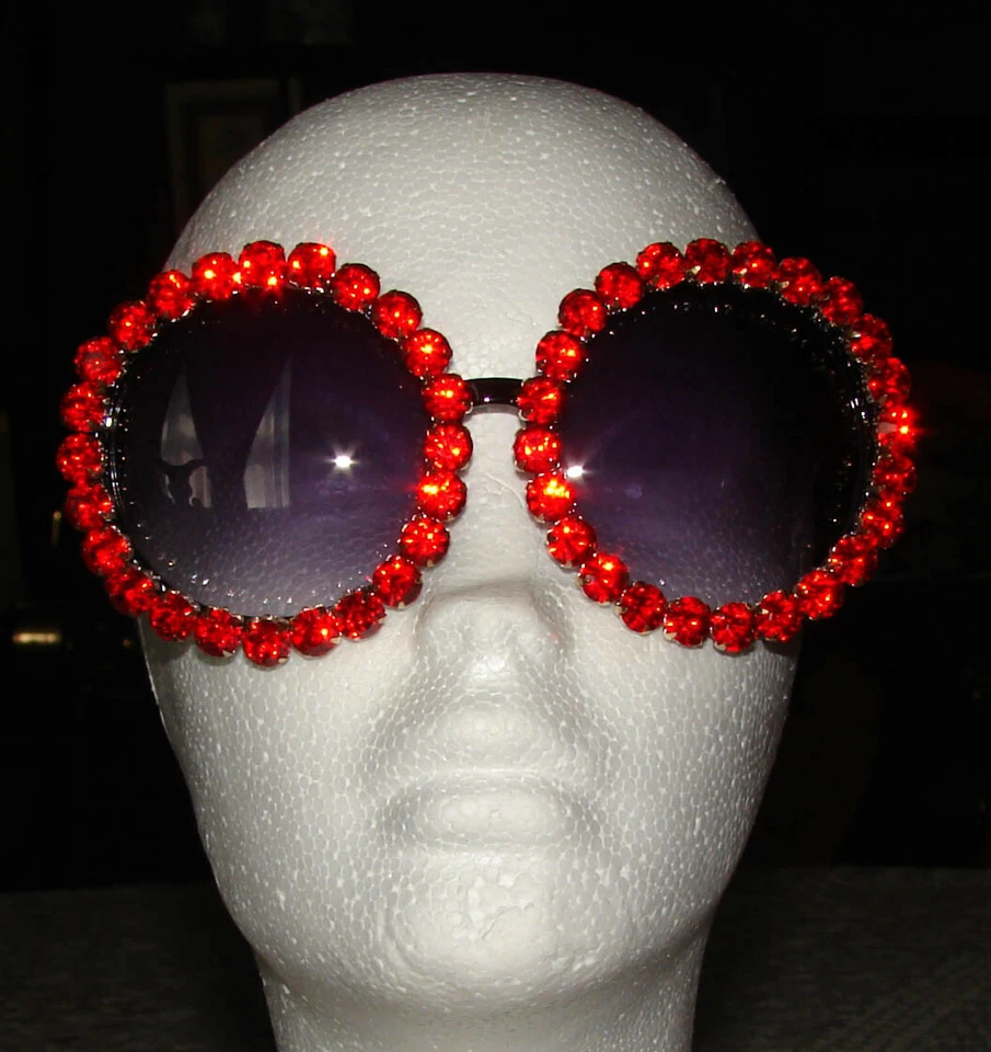 Gafas de sol para mujer con lentes redondas con cuentas rojas con adornos dorados Foto 2 de 3