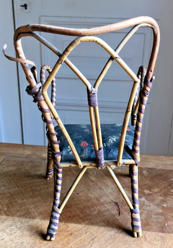 Meuble de poupée - Chaise en rotin avec assise en galuchat décor floral H: 28cm. - Photo 4/4