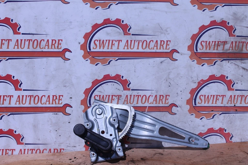 Механизм ручного регулятора стекла задней правой двери Toyota Yaris 2006 - 2011 - Изображение 2 из 4