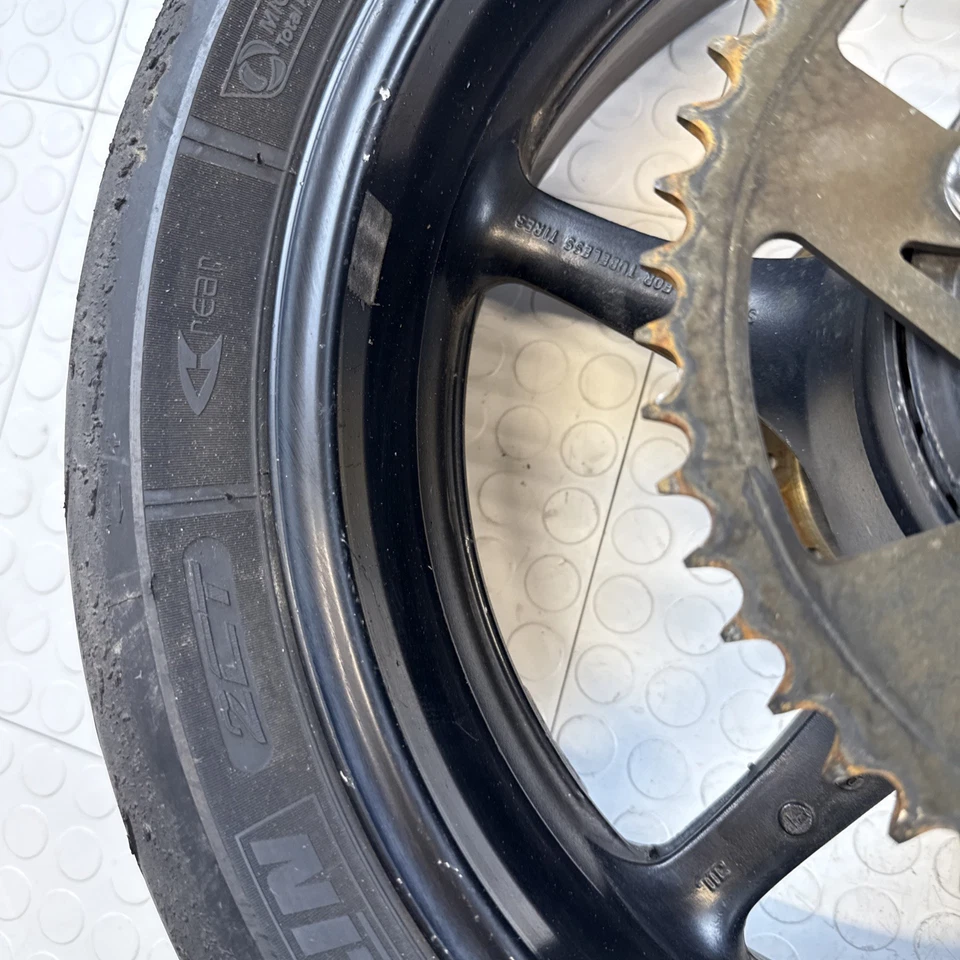 03 06-2009 YAMAHA YZF R6 R LLANTA DELANTERA ROTORES NEUMÁTICO PIRELLI OEM Piñón Foto 3 de 4