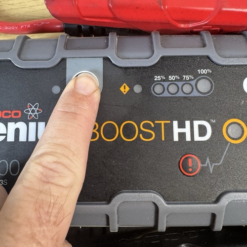NOCO GB70 Genius Boost HD 2000A 12v Lithium Jump Starter FAULTY - Picture 2 of 10