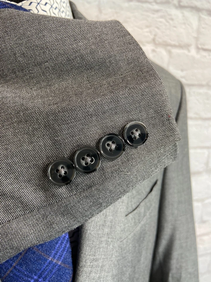 Calvin Klein Para Hombres Gris ATHLETIC FIT Frente Plano 2 Piezas Traje 44S Chaqueta 38W Pantalón Foto 4 de 4