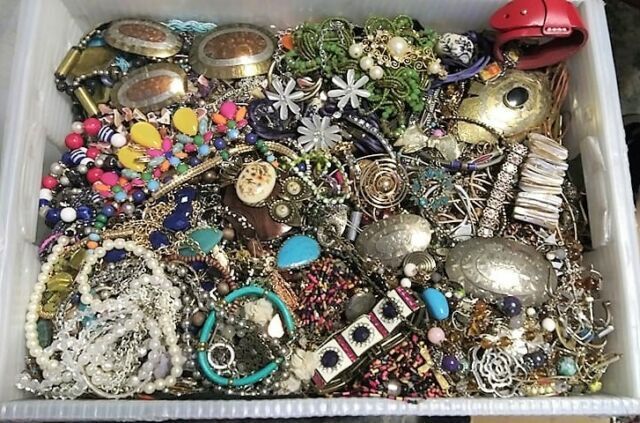 20 HUGE POUNDS Jewelry Lot Vintage Mod Junk Craft Good Wear Resell MIXED TANGLED