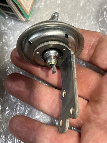Mitsubishi/ Carter Vacuum Actuator P/N 3890242 Also Mitsubishi Hose P/N 2288672 - Picture 3 of 14