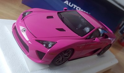 Lexus LFA Modellauto 1:18 Autoart, OVP, Rosa