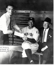 8x10 B&W PHOTO of FRANK SINATRA Getting an Autograph from LOU GEHRIG in 1939.