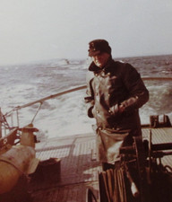 ERBE priv. Foto 2.WK WW Nachkrieg ? Soldat Marine Uniform Wetterfest auf Schiff