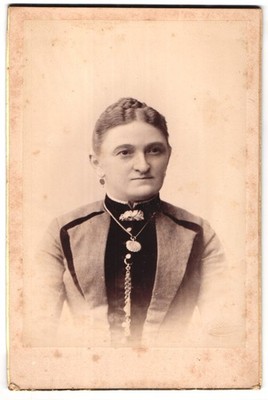 Fotografie Portrait junge Dame mit Amulett 