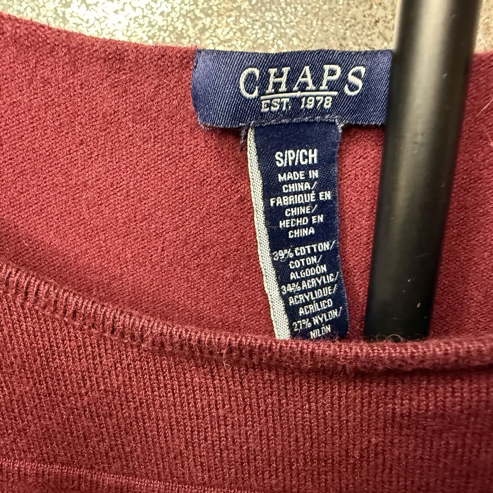 Vestido Suéter Chaps Talla S Borgoña Manga Larga Tejido. Pequeño agujero en la parte posterior del brazo Foto 3 de 4