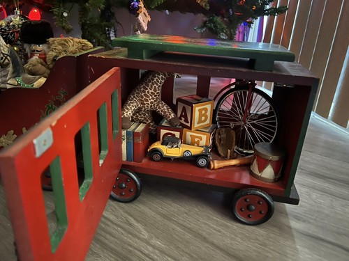 Große 4-teilige Holzeisenbahn des Weihnachtsmanns (mit handgefertigten Geschenken) - Bild 9 von 9