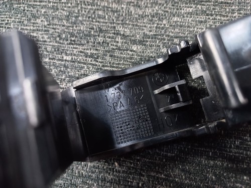 BMW 7-Series E38 Original Engine Radiator Top Mount Clip Bracket OEM 1737709 - Picture 14 of 15
