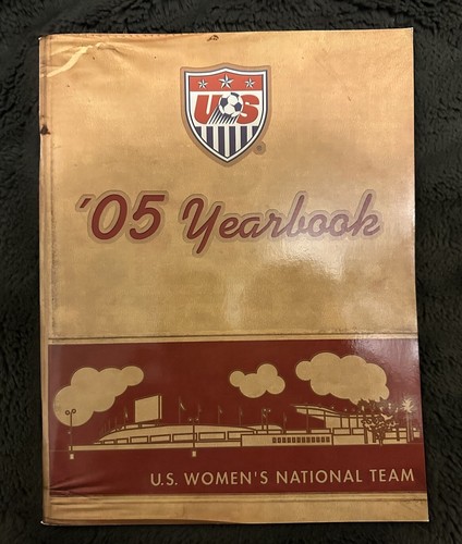 USWNT Large Lot-Autographs, T-Shirts, Trading Cards, Yearbooks and more. - Picture 12 of 22