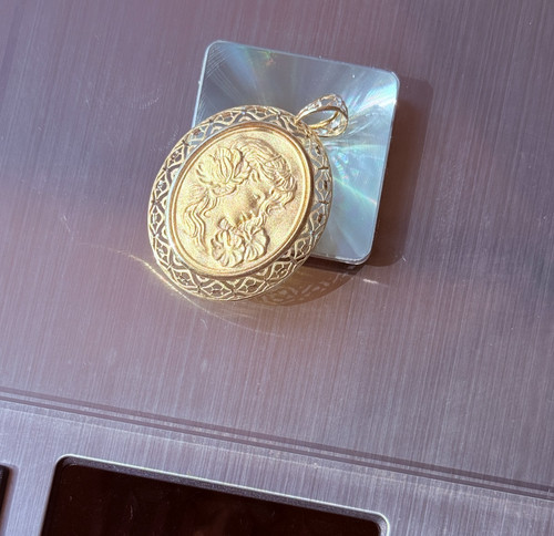 NEW: VIALE 18KY Italian Gold - 2" Cameo Pendant w/ Cutout Frame / 7 Grams