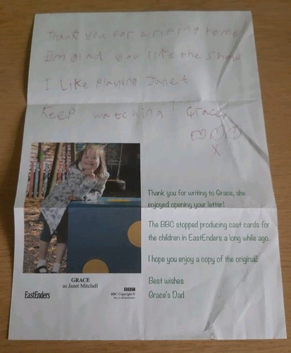 Grace (Janet Mitchell) handsignierter offizieller Cast Card Brief von Eastenders