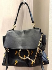 Borsa a tracolla Chloe Faye Day in pelle nera scamosciata con ricamo a...