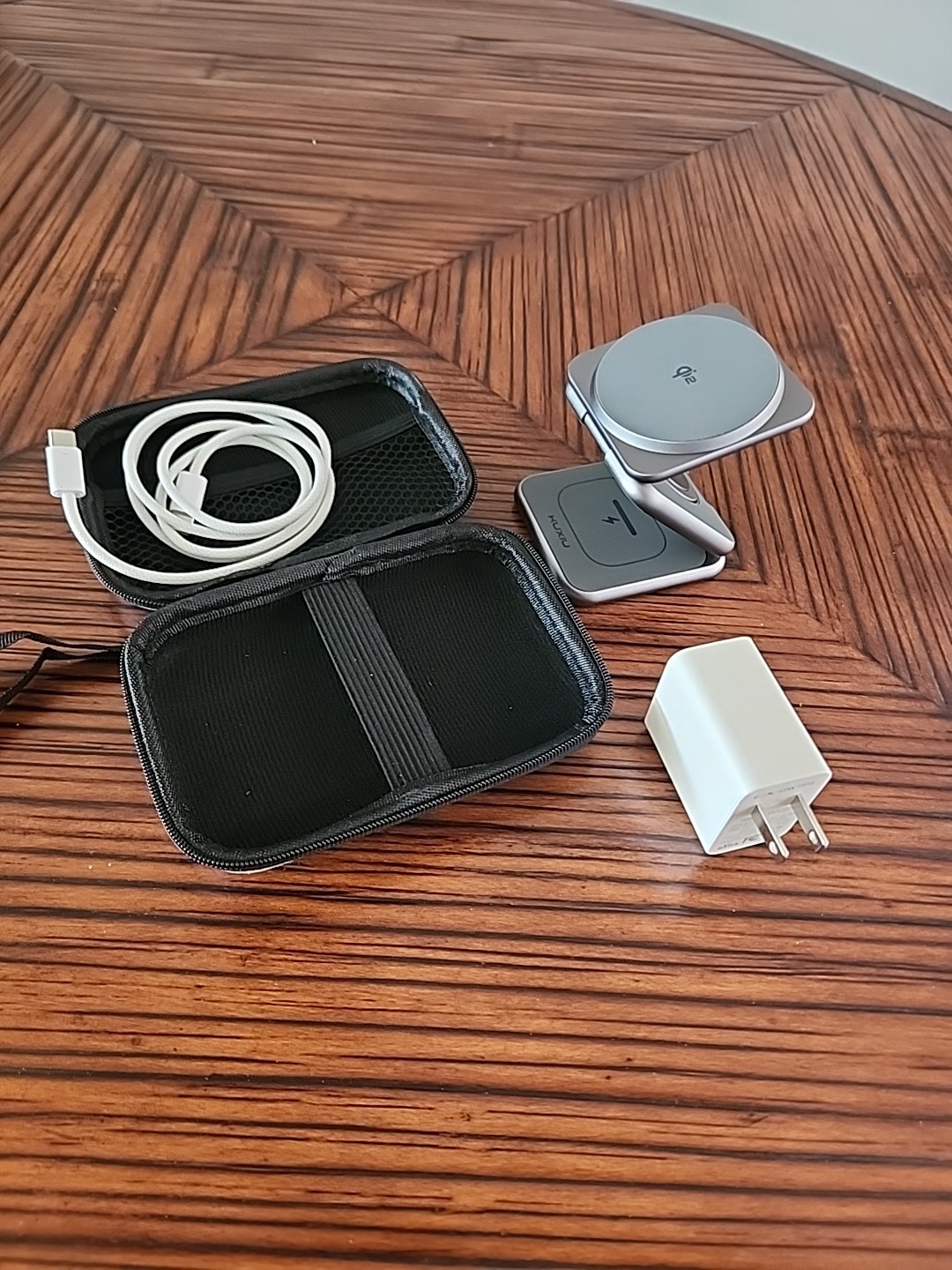 Kuxiu X40Q 3 In 1 Foldable Magnetic Wireless Charging Stand Phone Watch Earbuds