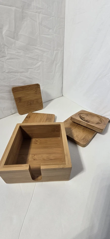 Juego de 4 posavasos cuadrados de madera NativeNorthwest con accesorio de estuche Foto 4 de 4