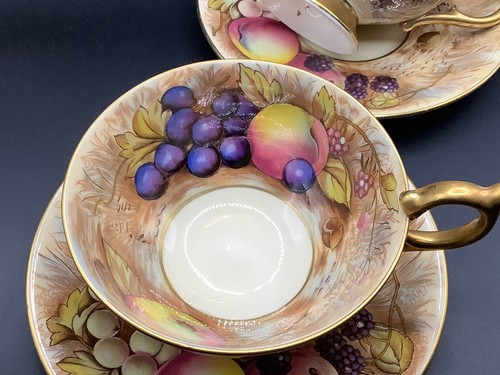 Pair AYNSLEY Bone China Orchard Gold Tea Cups & Saucers. Signed D. Jones. 1037. - Picture 8 of 15