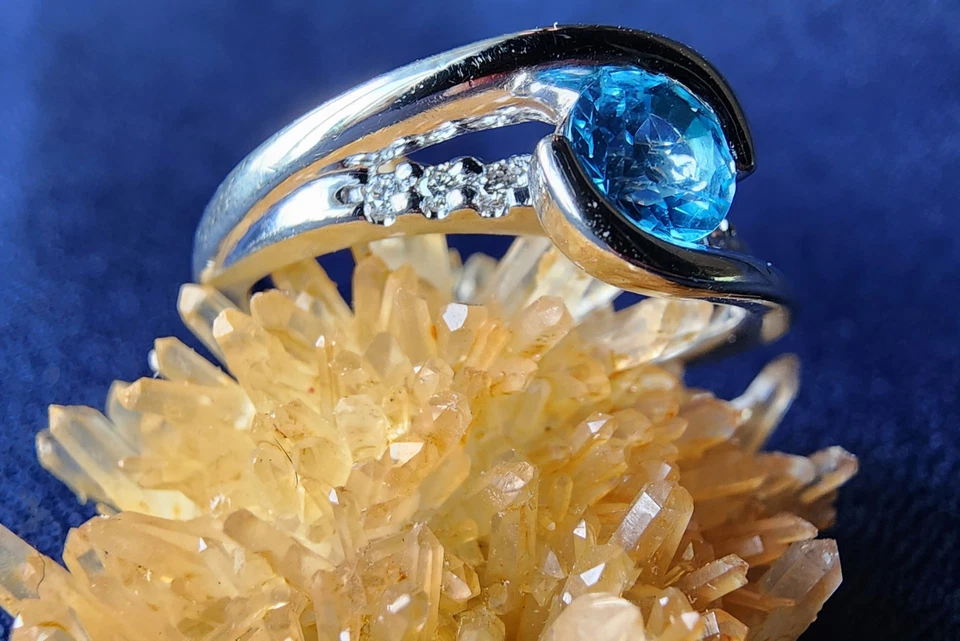 Anillo de derivación de diamantes y topacio azul de 0,58 quilates de oro blanco de 14 quilates + valoración, talla 6 Foto 3 de 4