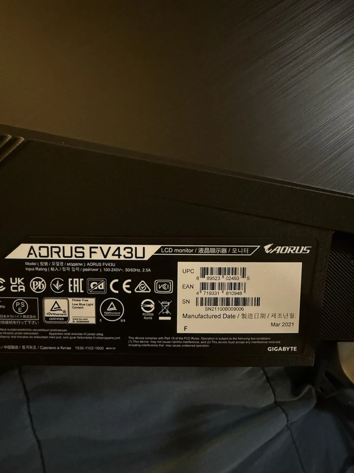 Monitor para juegos GIGABYTE AORUS FV43U 43" UHD VA Foto 2 de 4