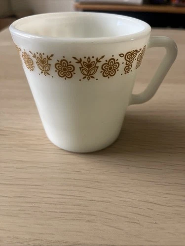 VINTAGE PYREX BUTTERFLY GOLD YELLOW D HANDLE COFFEE MUG CUP 1410 MILK GLASS