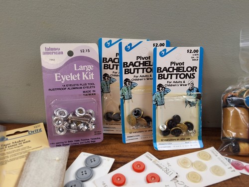 HUGE Lot Sewing Notions ~ 50+ Machine Needles ~ Buttons ~ Needles ~ Misc Pcs - Picture 21 of 23