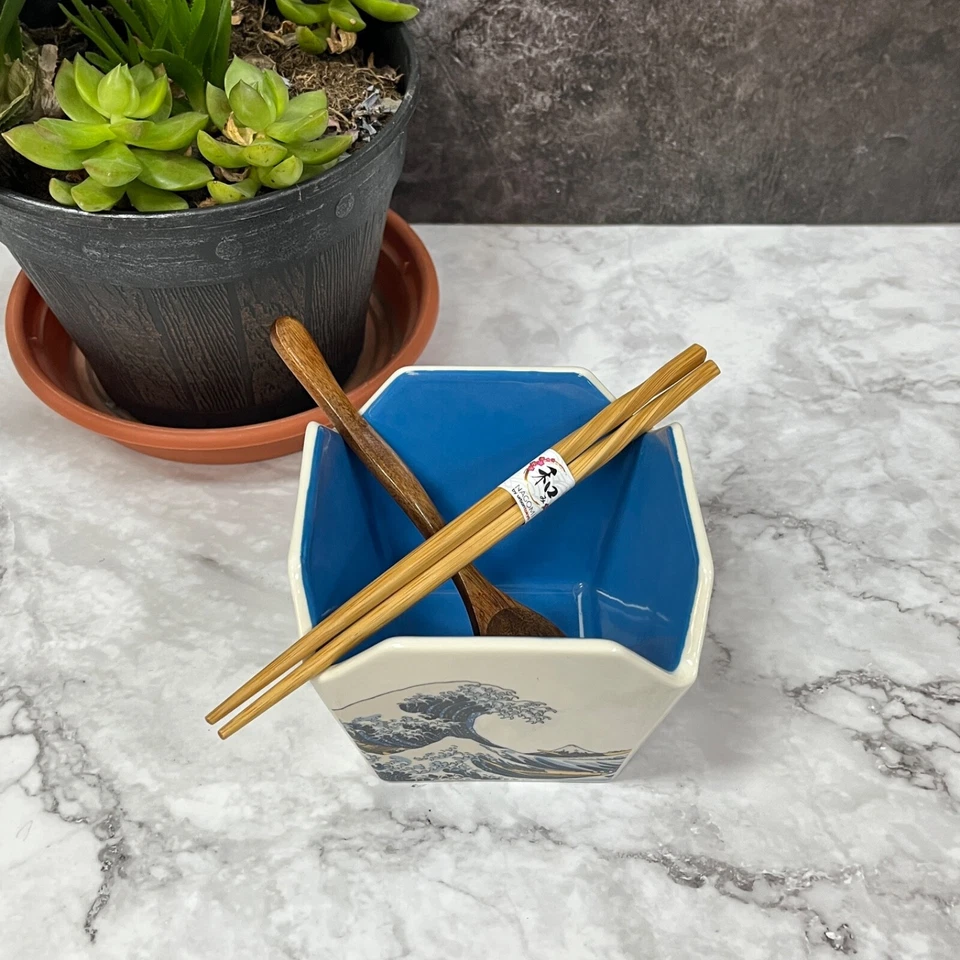 Китайская фарфоровая рисовая чаша на вынос с голубыми волнами палочками и ложкой - Изображение 3 из 4