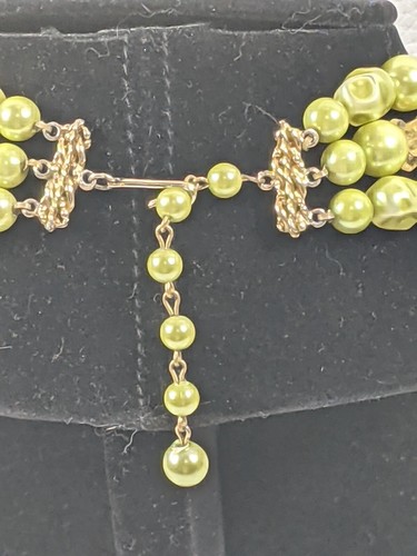 Collana triplo filo crema pistacchio perle finte accenti tono oro - Foto 5 di 7
