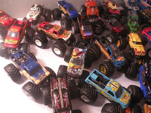 Lot Of 32 Monster Jam Trucks 1:64 Grave Digger Max D Fire Starter Cremator +++B - Picture 7 of 9